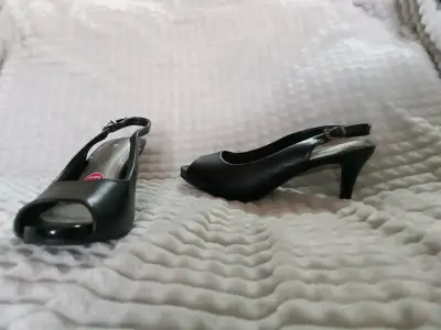 Zapatos de tacón negro con punta abierta - miniatura 1