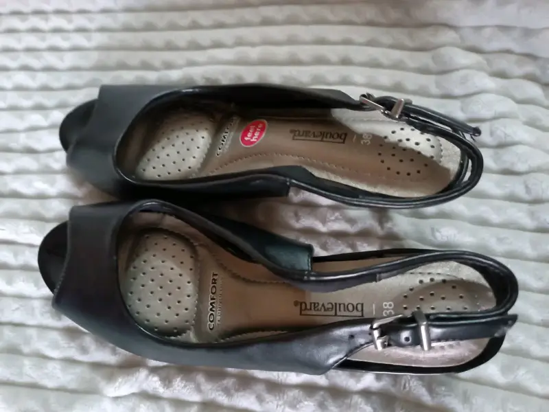 Zapatos de tacón negro con punta abierta - 2