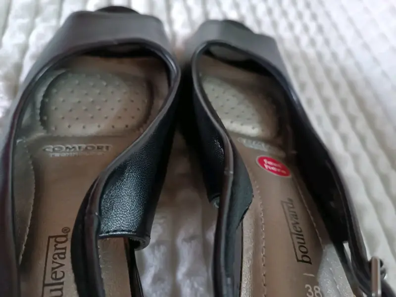 Zapatos de tacón negro con punta abierta - 3