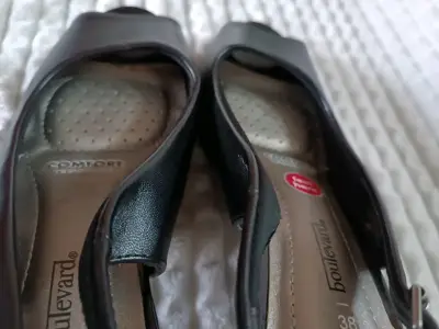 Zapatos de tacón negro con punta abierta - miniatura 3