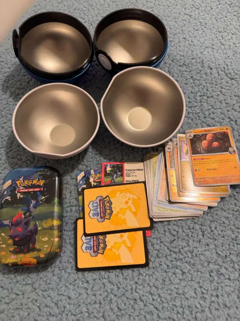 Set de cartas Pokémon con latas y pokebolas - 1