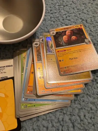 Set de cartas Pokémon con latas y pokebolas - miniatura 2
