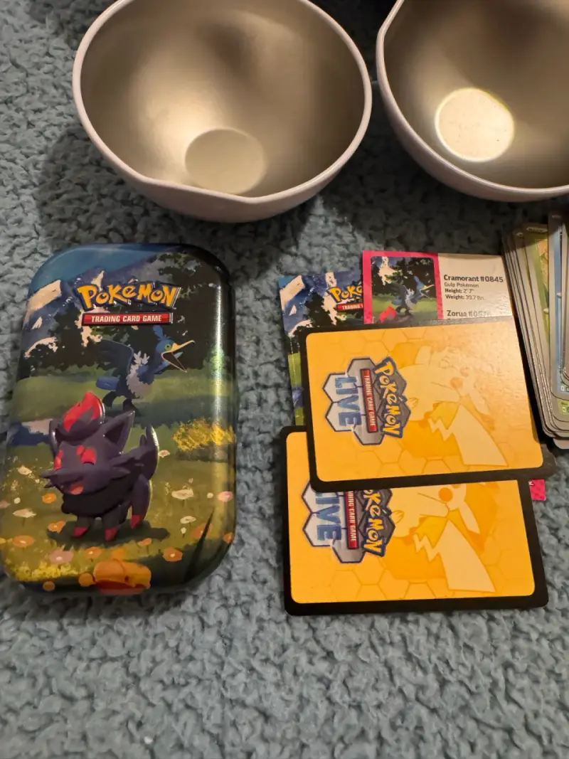 Set de cartas Pokémon con latas y pokebolas - 3