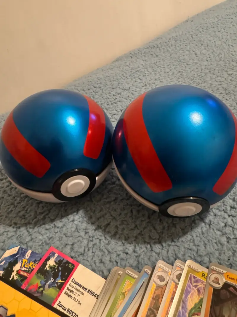 Set de cartas Pokémon con latas y pokebolas - 4