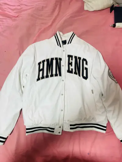 Chaqueta blanca estilo varsity con bordado - miniatura 1