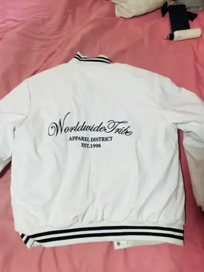 Chaqueta blanca estilo varsity con bordado - miniatura 2