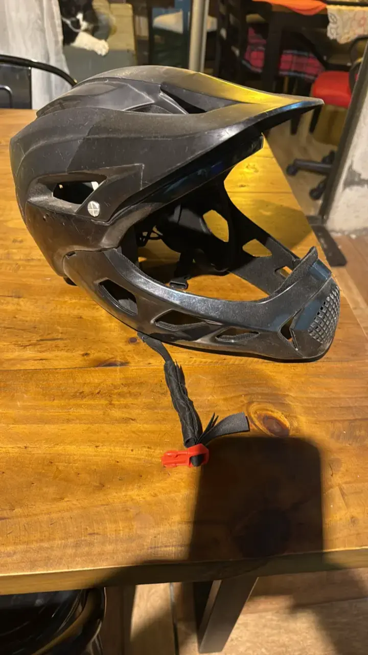 Casco integral de ciclismo negro