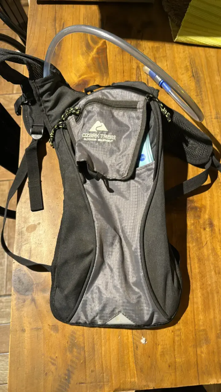 Mochila de hidratación Ozark Trail negra
