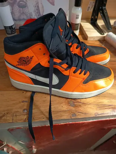Zapatillas deportivas Air Jordan negras y naranjas - miniatura 1