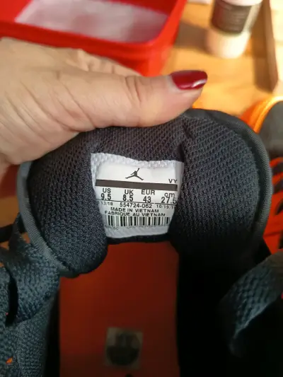 Zapatillas deportivas Air Jordan negras y naranjas - miniatura 3