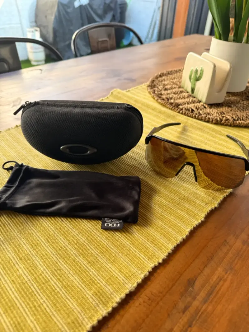 Gafas de sol deportivas Oakley con estuche - 1