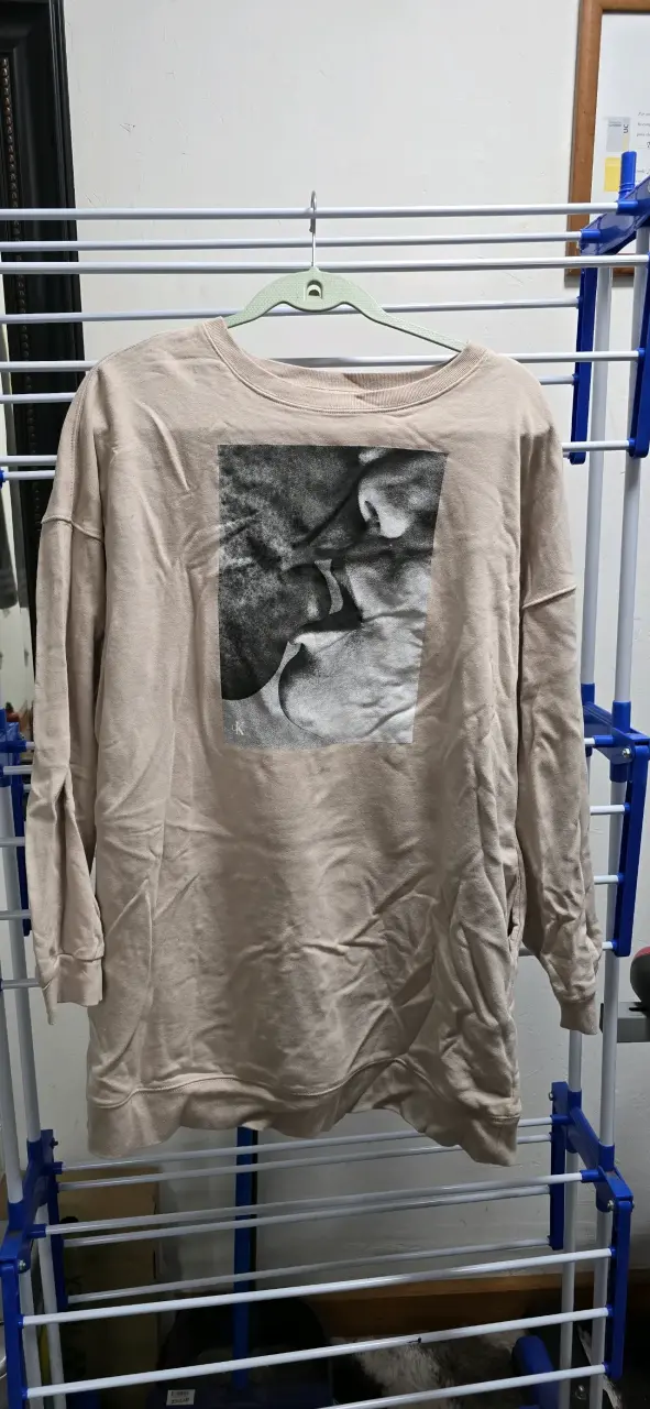 Polerón Calvin Klein con diseño gráfico - 1
