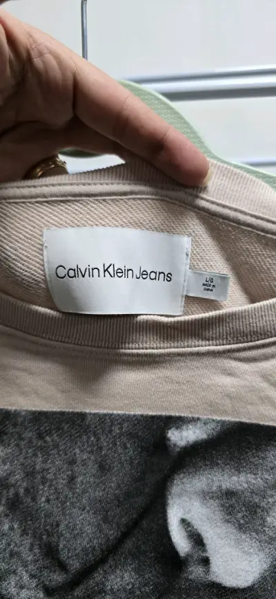 Polerón Calvin Klein con diseño gráfico - miniatura 3