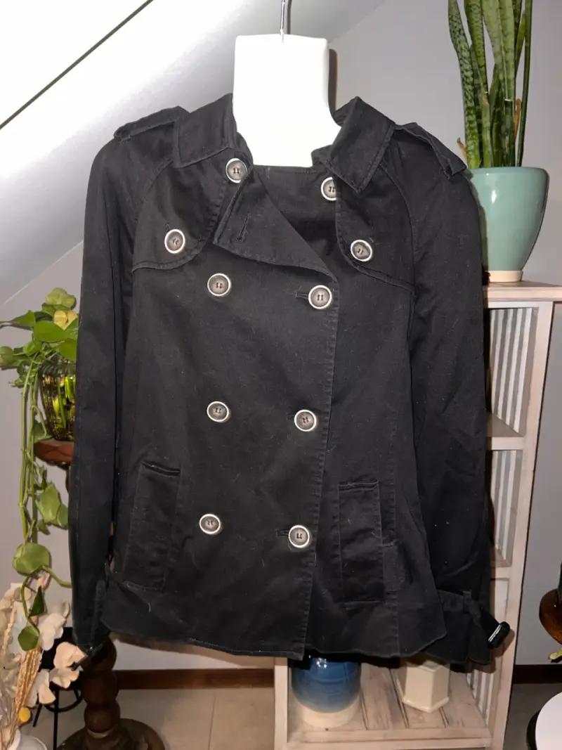 Chaqueta negra de mujer Zara Basic con botones - 1