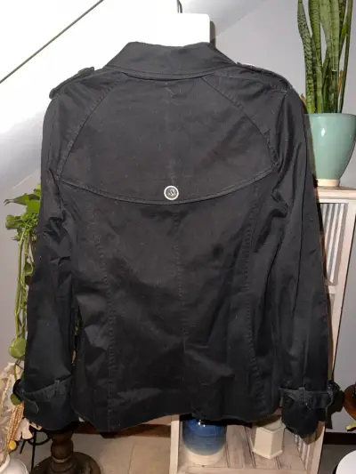 Chaqueta negra de mujer Zara Basic con botones - miniatura 2
