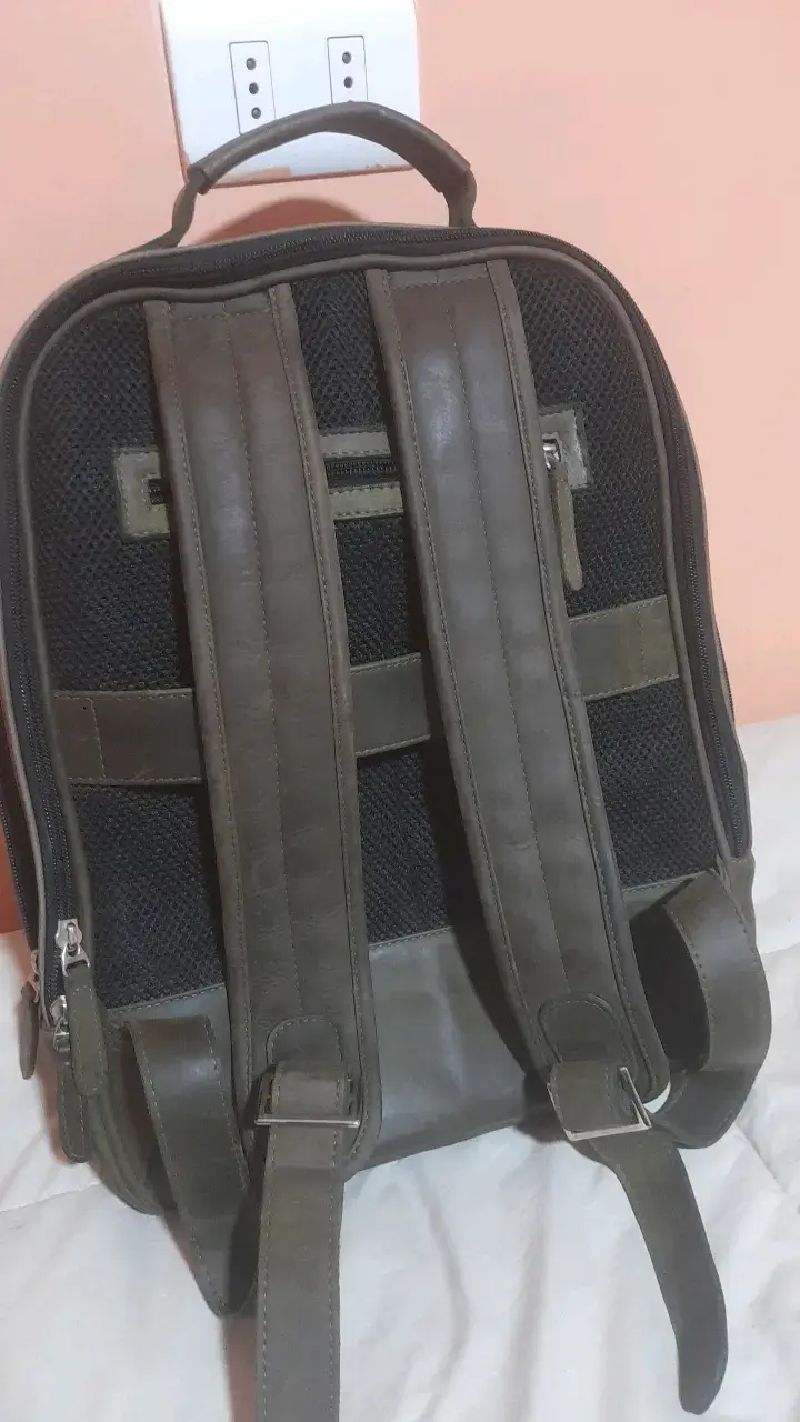 Mochila de cuero verde con correas ajusta - 2