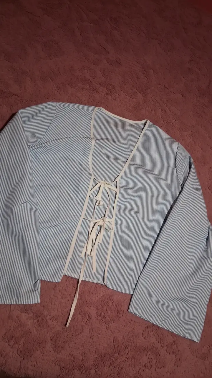 Blusa de rayas con lazo frontal