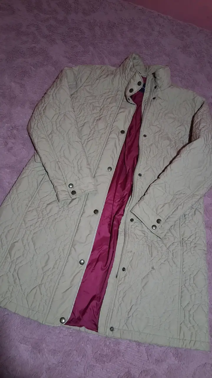 Abrigo acolchado beige con forro burdeos