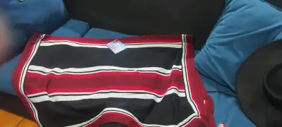 Poncho de lana rayado rojo y negro - miniatura 1