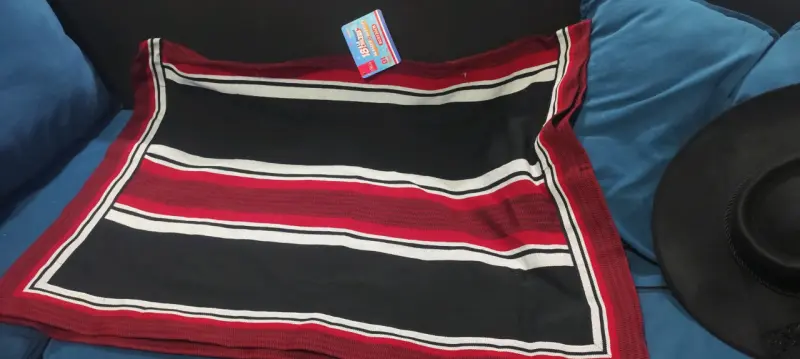 Poncho de lana rayado rojo y negro - 2