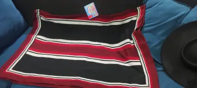 Poncho de lana rayado rojo y negro - miniatura 2