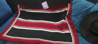 Poncho de lana rayado rojo y negro - miniatura 3