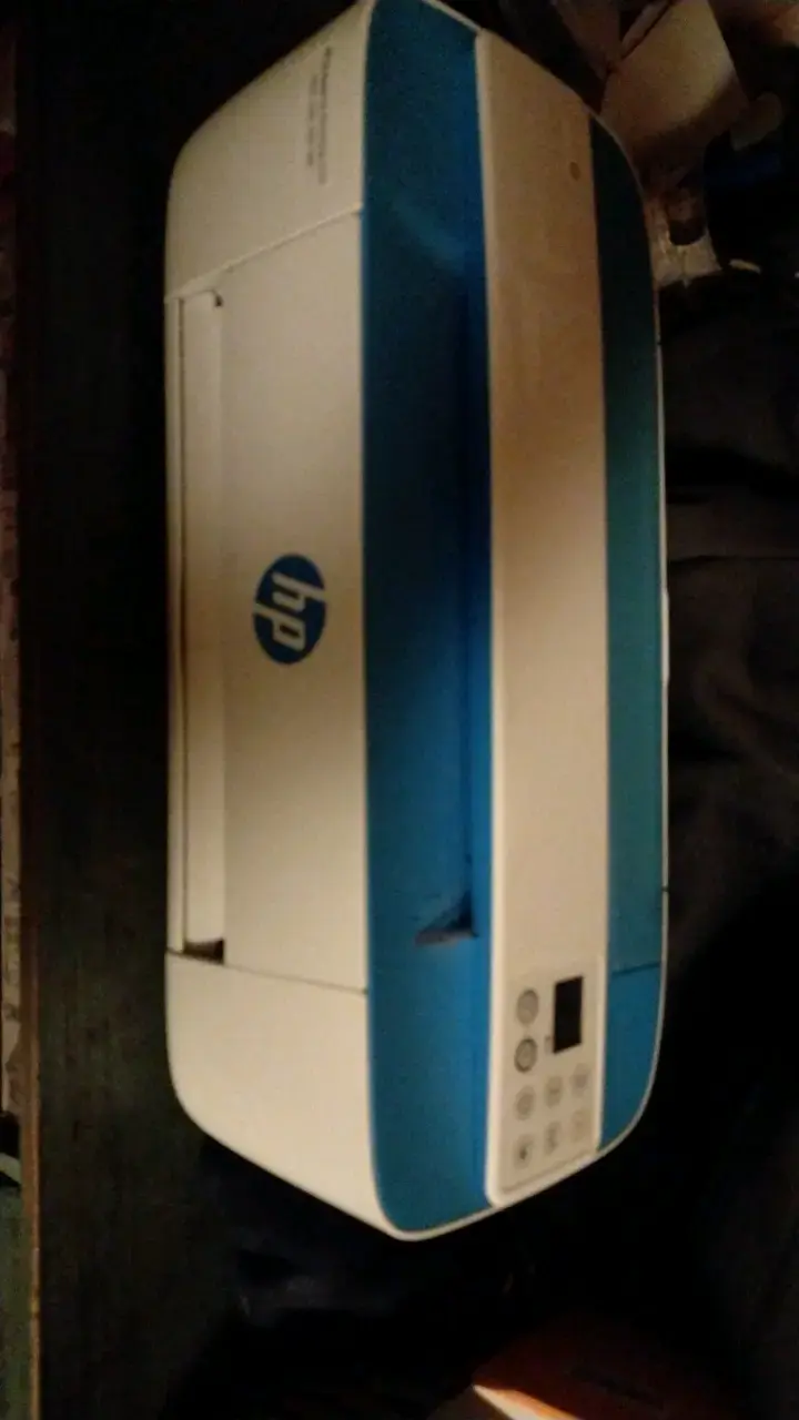 Impresora multifuncional HP DeskJet color blanco y azul