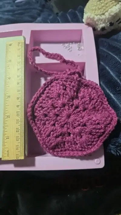 Bolsita tejida a crochet color burdeos - miniatura 1