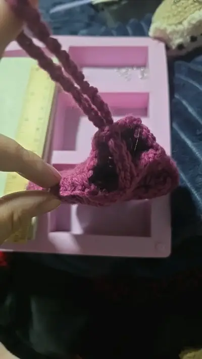 Bolsita tejida a crochet color burdeos - miniatura 2