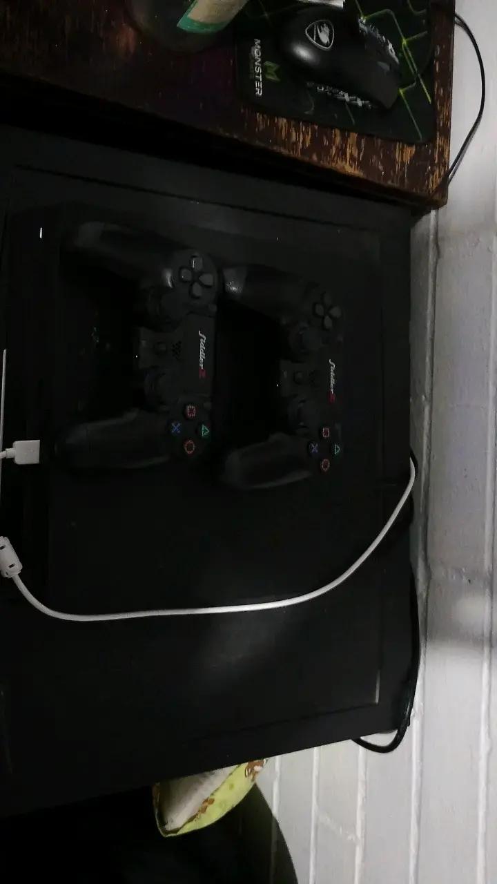 Consola de videojuegos con dos controles