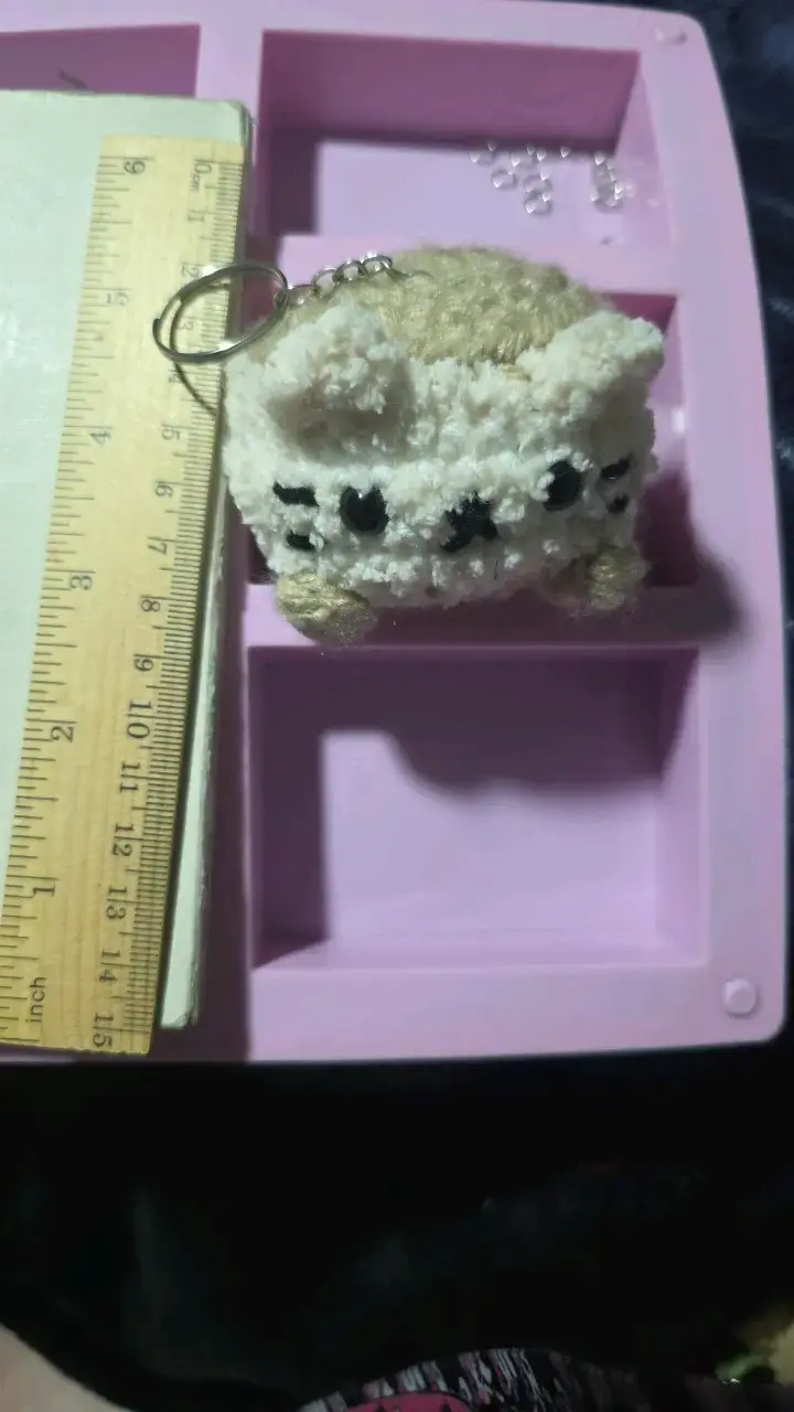 Llavero de peluche tejido a mano gato panqueque - 1