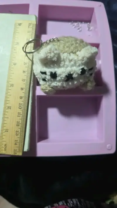 Llavero de peluche tejido a mano gato panqueque - miniatura 1