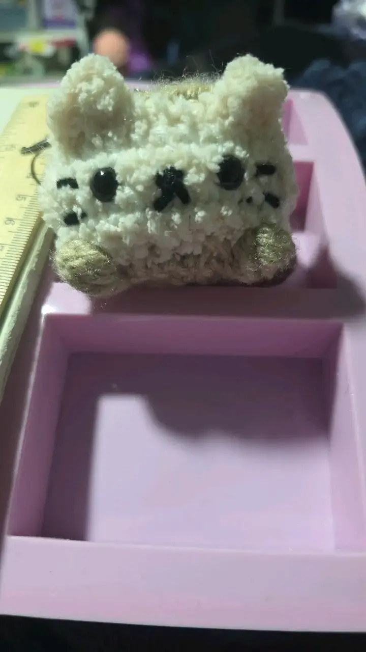 Llavero de peluche tejido a mano gato panqueque - 2