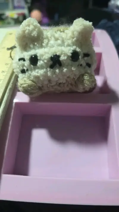 Llavero de peluche tejido a mano gato panqueque - miniatura 2