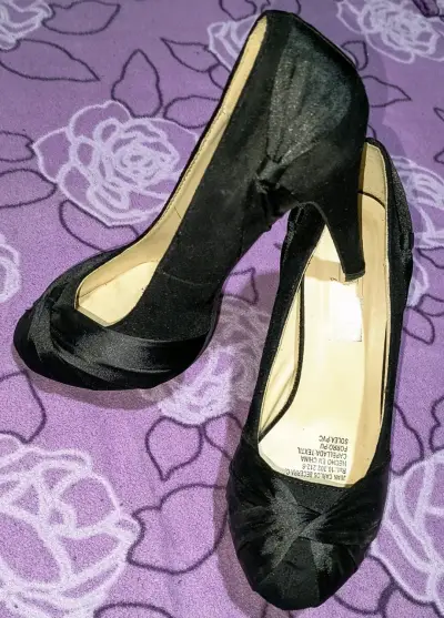 Zapatos de tacón negro elegantes - miniatura 1