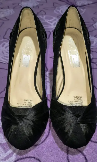 Zapatos de tacón negro elegantes - miniatura 2