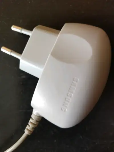 Cargador Samsung celular antiguo - miniatura 2