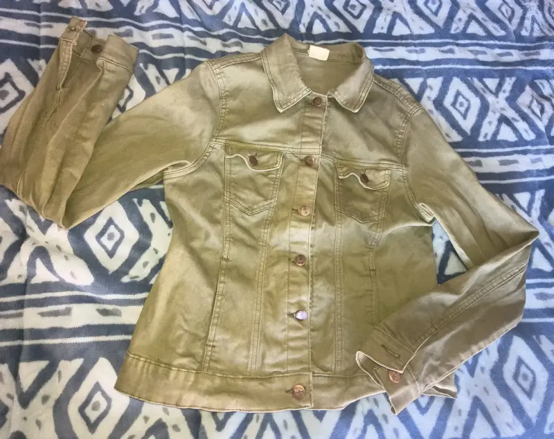 Chaqueta de mezclilla verde militar para mujer