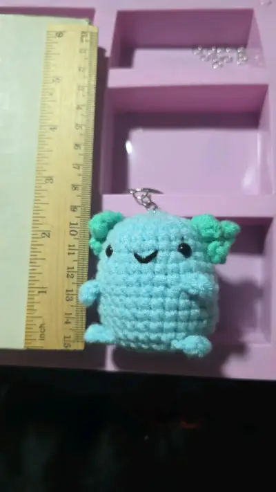 Llavero amigurumi Ajolote celeste tejido a mano - miniatura 1