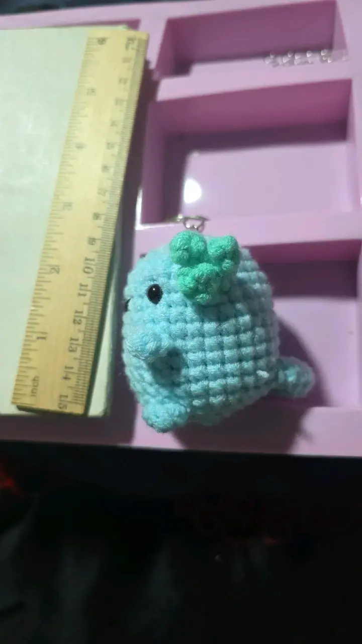 Llavero amigurumi Ajolote celeste tejido a mano - 2
