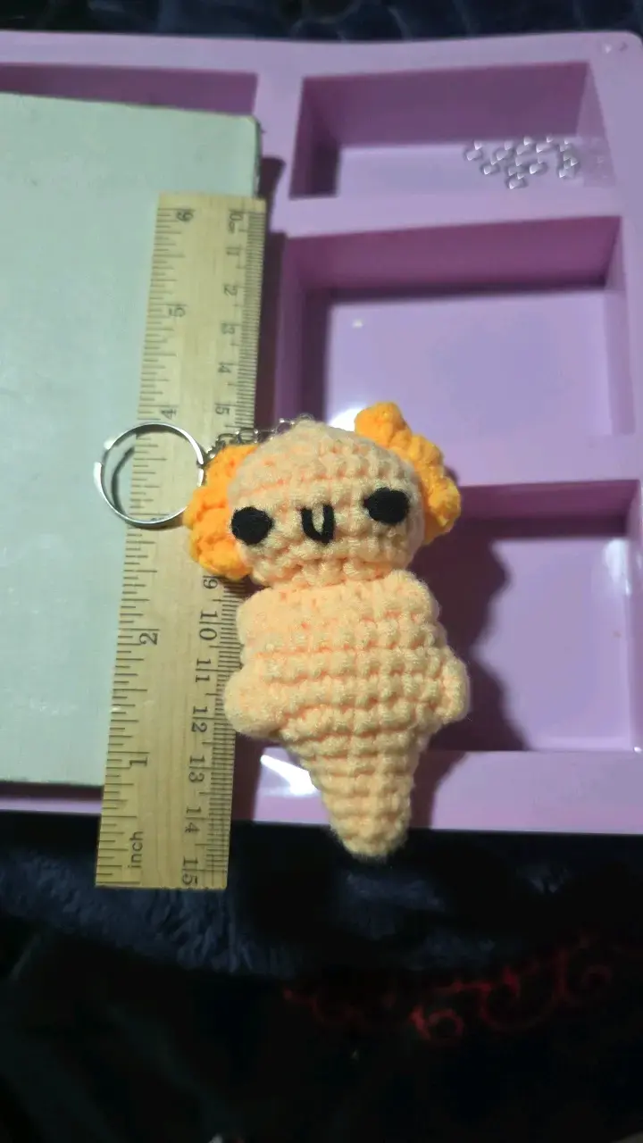 Llavero de crochet hecho a mano Ajolote