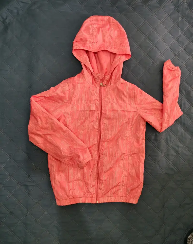 Chaqueta cortaviento rosada con capucha - 1