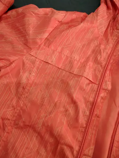 Chaqueta cortaviento rosada con capucha - miniatura 3