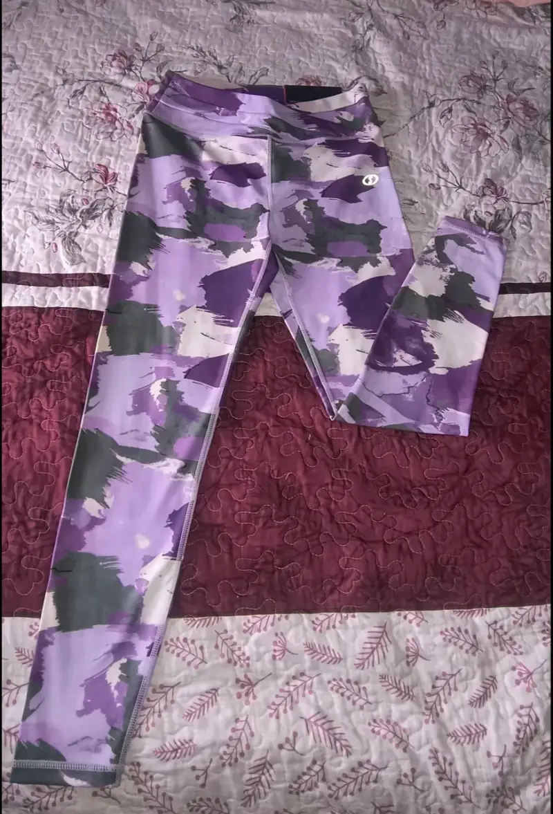 Leggings deportivos camuflados morados