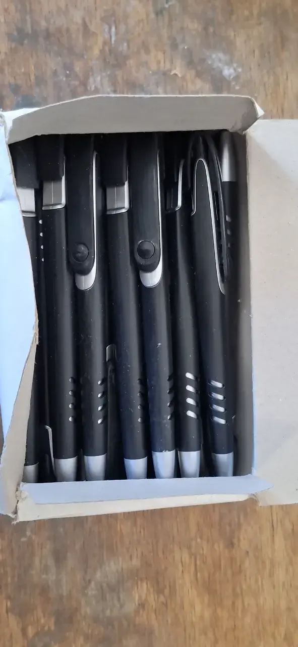 Set de bolígrafos negros retráctiles