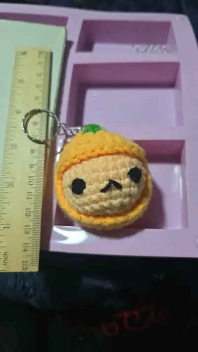 Llavero de crochet con diseño de fruta - miniatura 1