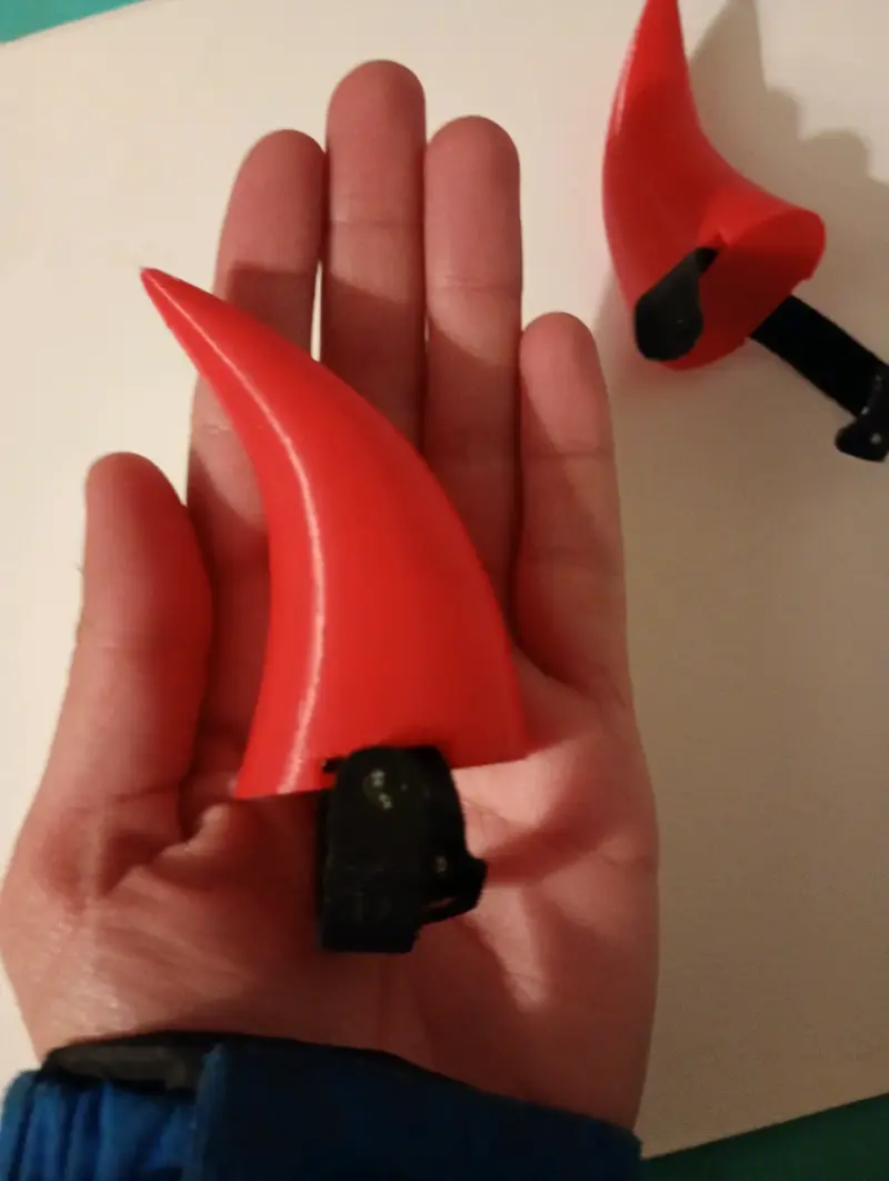 Accesorios de cuernos rojos para casco - 3