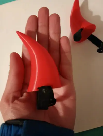 Accesorios de cuernos rojos para casco - miniatura 3