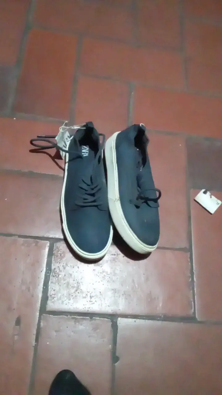 Zapatillas urbanas azul marino con suela blanca