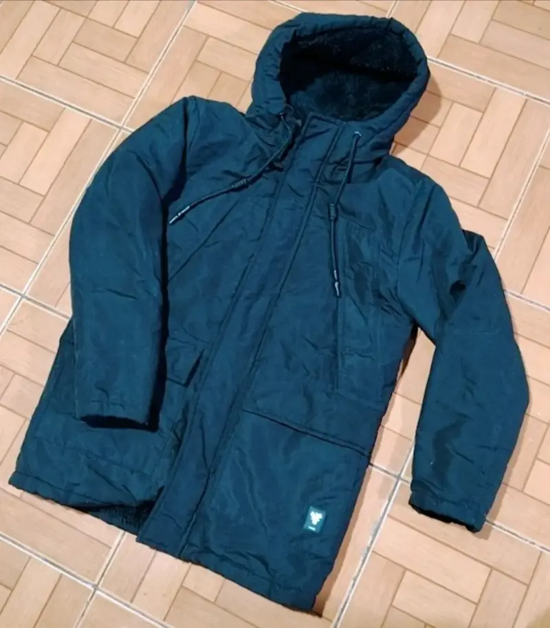 Parka negra con capucha para invierno